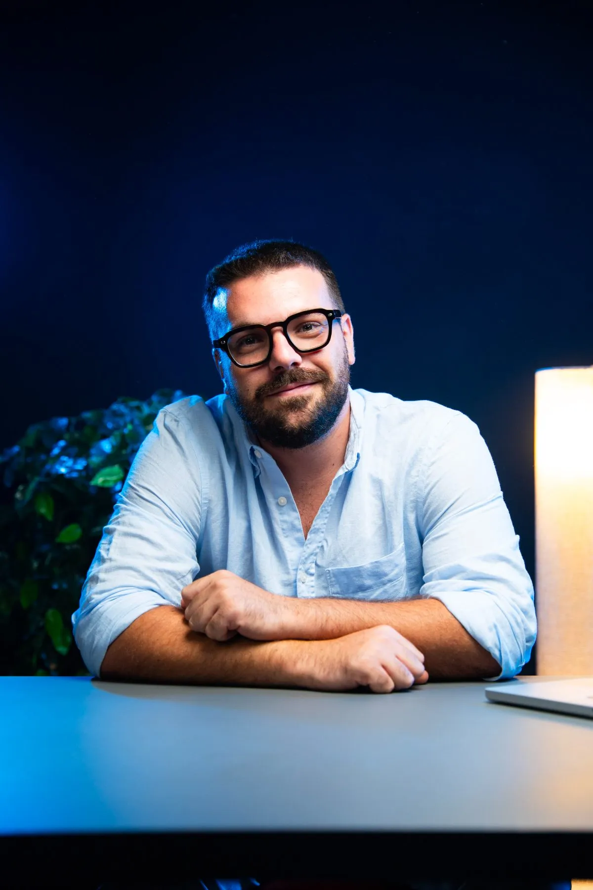 Giorgio, founder di ColLab Digital, sorride alla scrivania